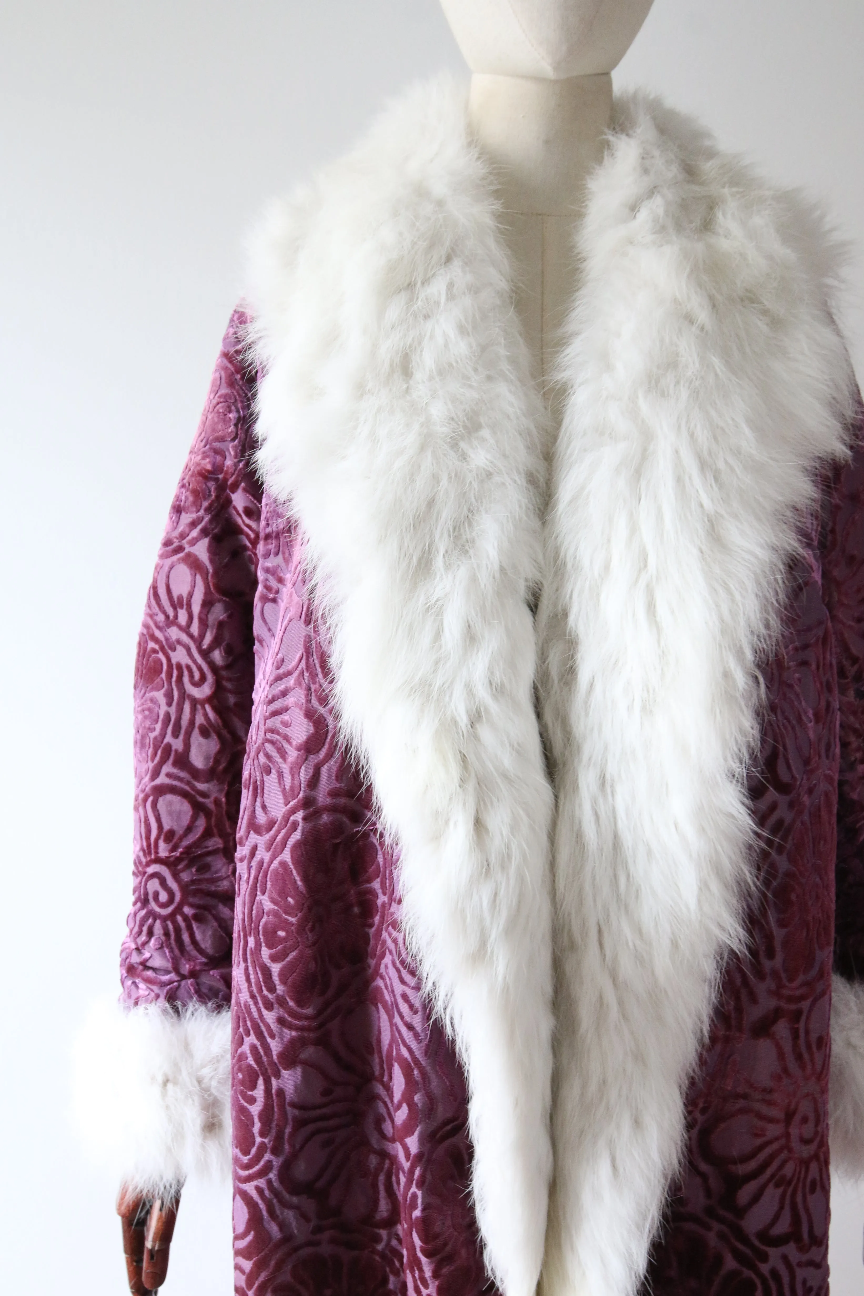 "Sumptuous Violet & Purple Devoré" Vintage 1920's Silk Devoré & Coney Lined Coat UK 8-10 US 4-6