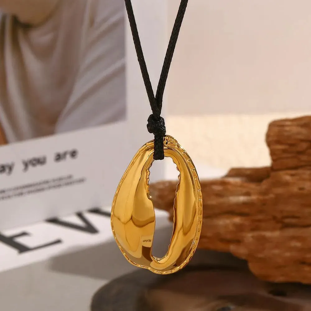 Trendy Gold-Plated Insect-Shaped Pendant Necklace – Adjustable Link Chain